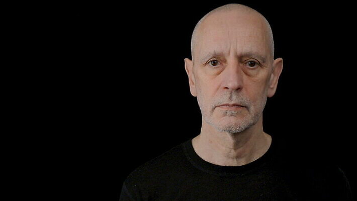 백인 응시 감정 얼굴 생각 검은배경 짧은머리 스트레스 피곤 관리 한명 사람 성인 머리 검은색 어둠 고통 슬픔 표현 좌절 고독 고민 걱정 문제 긴장 고립 압력 우울증 MOV 해외동영상 클립영상 서양인 1 헤어스타일 시선 컬러 백그라운드 컨셉 신체부위 질병 동영상 파일형식