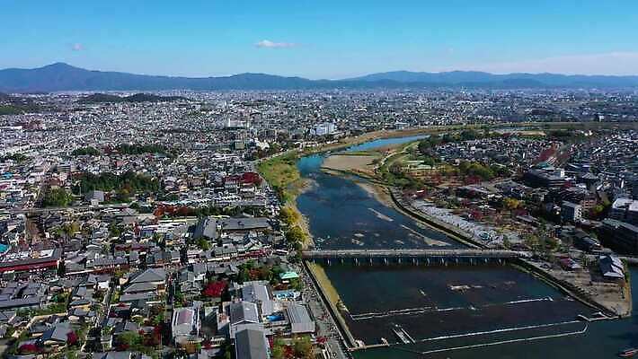 나무 식물 전통 계절 아시아 여행 단풍 잎 자연 하늘 휴가 산 안테나 동양인 풍경 사람없음 야외 빨간색 초록색 물 파란색 강 컬러풀 여행객 정원 일본 활발 가을 도시 보트 숲 대나무 내추럴 교토 드론 랜드마크 조감도 4K MOV 해외동영상 클립영상 자연요소 나라 컬러 컨셉 배_교통 통신 사람 인종 생태계 동영상 파일형식