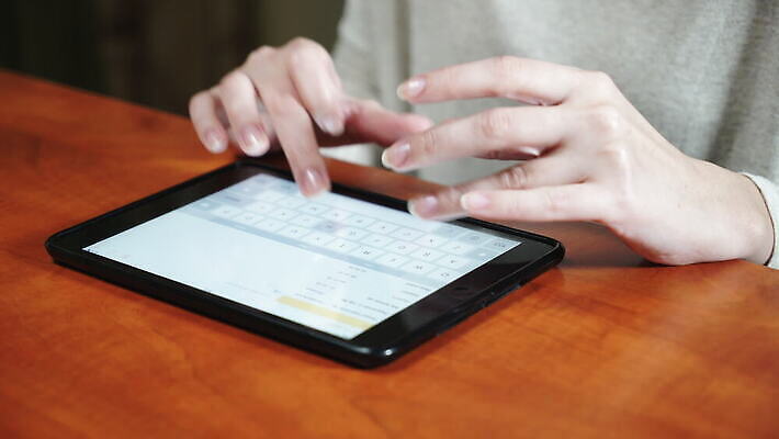 1 학생 라이프스타일 손 여자 행복 얼굴 인터넷 비즈니스 통신 손가락 성공 주택 아이디어 실내 대화 사람 스터디 컴퓨터 알약 상점 스크린 카페 정보 성장 잡기 계획 저녁 연결 팔 패드 소셜 아이폰 채팅 터치스크린 프리랜서 4K MOV 해외동영상 클립영상 직업 감정 컨셉 모션 말하기 내부 건물 생활 신체부위 전자제품 스마트폰 학습 약 야간 동영상 파일형식