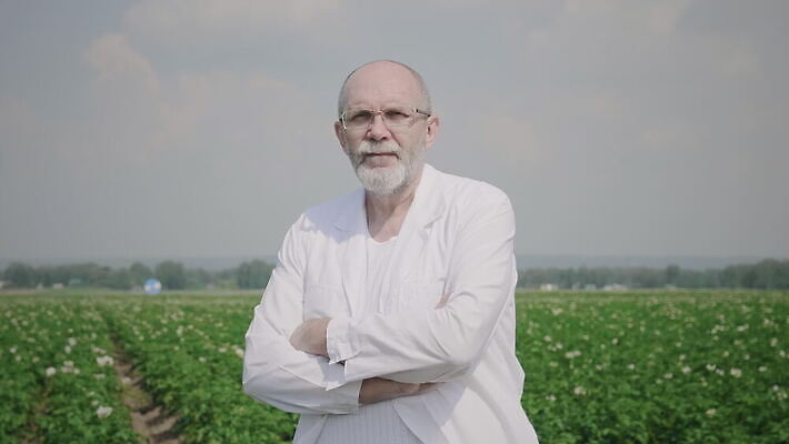 식물 백인 응시 남자 안경 과학 농업 자연 실험 한명 사람 야외 농장 환경 정원 시골 작업 엔지니어 제조 농부 생명공학 연구원 과학자 분석 보고서 원예 생물학 식물원 미생물 감독관 내추럴 밭일 4K MOV 해외동영상 클립영상 서양인 직업 1 시선 잡화 교육 산업 컨셉 의학 생물 취미 기술자 생태계 동영상 학자 파일형식