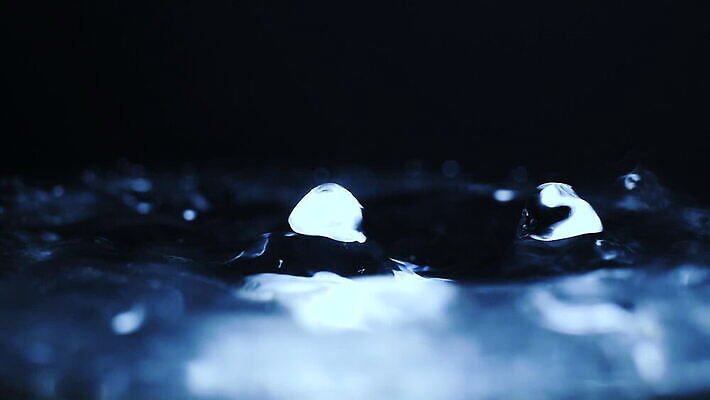 계절 포즈 백그라운드 패턴 모션 자연 표면 지붕 날씨 사람없음 물 검은색 어둠 젖음 흐름 물방울 신선 액체 떨어짐 홍수 빗방울 속도 폭풍 무거움 빗물 느림 내추럴 정의 고립 케랄라주 유체 MOV 해외동영상 클립영상 자연요소 컬러 컨셉 무늬 비_날씨 무게 인도_나라 자연재해 생태계 동영상 파일형식