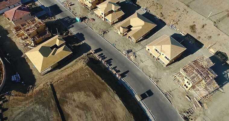 산업 부동산 새로움 주택 안테나 사람없음 건물 건설현장 땅 머리위 먼지 이웃 항공촬영 개발 4K MP4 해외동영상 클립영상 건축물 뷰포인트 컨셉 통신 건설업 재산 동영상 파일형식