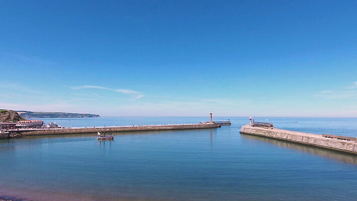 영어 유럽 바다 컬러 여행 교통시설 자연 하늘 영국 잉글랜드 파노라마 사람없음 야외 물 파란색 여행객 항구 맑음 보트 큼 포트 타운 랜드마크 MOV 해외동영상 클립영상 자연요소 문자 나라 교통 배_교통 날씨 촬영기법 사람 도시 크기 시설 생태계 동영상 파일형식