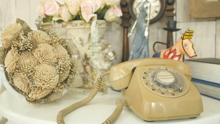 전통 디자인 선 백그라운드 비즈니스 통신 손가락 사람 사람없음 스마트폰 사무실 숫자 유행 수확 골동품 반지 원형 네트워크 클래식 연결 전화기 필름 향수 오브젝트 수화기 복고 회전 부름 다이얼 소통 구식 그런지 옛날 운영자 스타일 MOV 해외동영상 클립영상 도형 문자 손 컨셉 농업 장신구 모션 핸드폰 스마트기기 화장품 동영상 파일형식