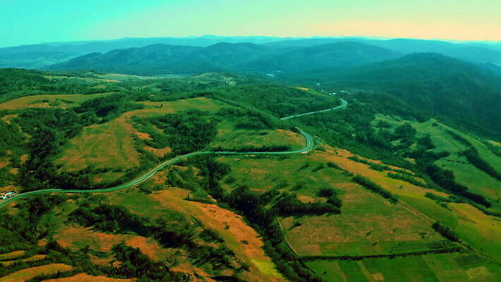 산업 도로 교통수단 여행 교통시설 자동차 자연 아침 산 안테나 풍경 사람없음 목재 초록색 빛 봄 운전 트럭 화물 고속도로 저녁 숲 스위스 언덕 상업 알프스 부드러움 짐차 산악지대 항공촬영 드론 루트 방법 우크라이나 4K MOV 해외동영상 클립영상 주간 나무 계절 유럽 길 육상교통 뷰포인트 컬러 교통 재료 통신 모션 운송업 감각 야간 시설 생태계 동영상 파일형식