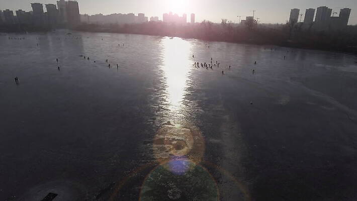 구름 계절 호수 스포츠 겨울 밭 자연 하늘 낚시 사람 풍경 취미 사람없음 물 파란색 강 냉동 얼음 장비 추위 흰색 구멍 행운 숲 홋카이도 서리 낚시꾼 수평선 겨울풍경 4K MOV 해외동영상 클립영상 자연요소 컬러 컨셉 농업 레저 일본 생태계 동영상 파일형식