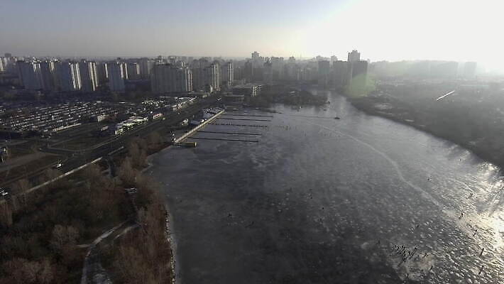 구름 계절 호수 스포츠 겨울 밭 자연 하늘 낚시 사람 풍경 취미 사람없음 물 파란색 강 냉동 얼음 장비 추위 흰색 구멍 행운 숲 홋카이도 서리 낚시꾼 수평선 겨울풍경 4K MOV 해외동영상 클립영상 자연요소 컬러 컨셉 농업 레저 일본 생태계 동영상 파일형식