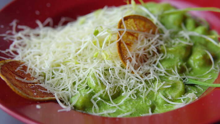 전통 접시 음식 백그라운드 채소 치즈 감자 파스타 건강 요리 사람없음 초록색 식사 저녁식사 이탈리아 시골 신선 맛 기름 정상 지중해 허브 크림 국수 준비 유기농 반죽 시금치 바질 바이오 블루치즈 영양분 채식주의자 핸드메이드 비건 맛있는 페스토 4K MOV 해외동영상 클립영상 식물 식기 웰빙 유럽 바다 컬러 컨셉 유제품 서양음식 면류 소스_음식 채식 동영상 파일형식