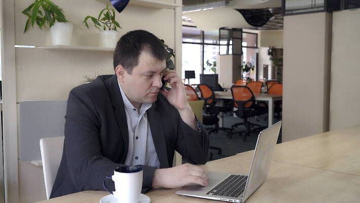 직업 남자 40대 중년 비즈니스 CEO 성공 노동자 직장 대화 한명 정장 성인 금융 노트북 스마트폰 핸드폰 컴퓨터 글로벌 사무실 독서 직장인 비즈니스맨 자신감 검은머리 대표 종업원 전화기 경영자 리더 부름 고용 통근 효율 4K MOV 해외동영상 클립영상 1 헤어스타일 옷 감정 컨셉 회사 모션 말하기 사람 경제 전자제품 스마트기기 구직 출근 동영상 채용 파일형식