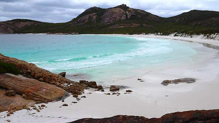 모래 바다 여행 자연 하늘 휴가 파노라마 국립공원 해변 사람없음 야외 물 관광지 환경 시골 만 호주 망토 생태계 흐림 석호 오지 4K MP4 해외동영상 클립영상 자연요소 공원 날씨 촬영기법 오세아니아 동영상 파일형식
