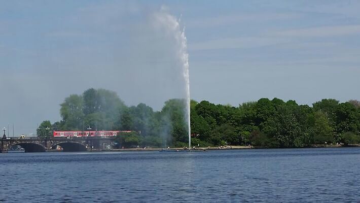 유럽 호수 자연 독일 파노라마 사람없음 내부 물 강 기찻길 기차 연못 분수 장면 스카이라인 천연기념물 랜드마크 유럽연합 인공 함부르크 MOV 해외동영상 클립영상 자연요소 나라 육상교통 대중교통 촬영기법 생태계 동영상 파일형식
