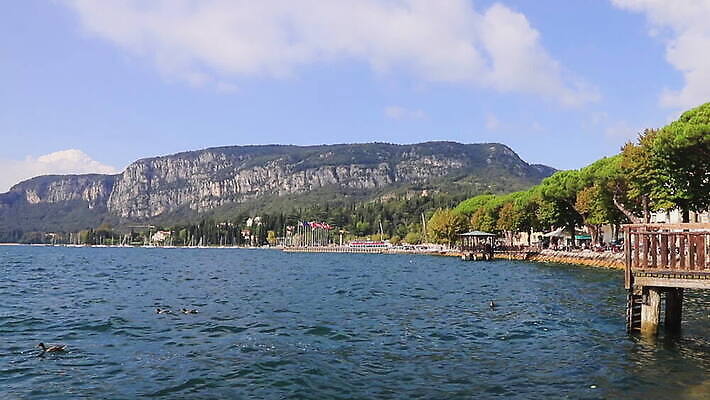 나무 유럽 호수 컬러 건축양식 자연 하늘 파노라마 사람없음 야외 건물 물 파란색 컬러풀 뷰티 항구 맑음 이탈리아 산책로 타운 랜드마크 베로나 숨기 HD MOV 해외동영상 클립영상 자연요소 식물 건축물 건축 나라 길 교통시설 모션 날씨 촬영기법 도시 생태계 동영상 파일형식