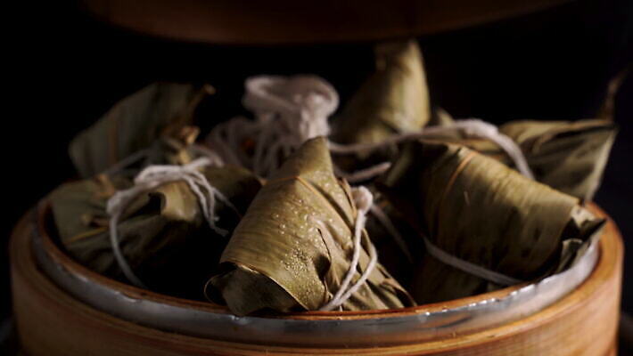 전통 라이프스타일 접시 아시아 문화 음식 백그라운드 밥 휴가 요리 동양인 사람없음 검은색 축제 식사 중국 어둠 흰색 용 축하 신선 뜨거움 보트 연기 맛 수증기 다발 대만 먹기 준비 레시피 기선 고립 핸드메이드 맛있는 4K MOV 해외동영상 클립영상 식기 나라 컬러 컨셉 배_교통 모션 인종 생활 동영상 파일형식