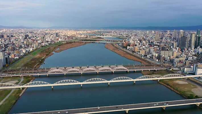구름 아시아 도로 여행 비즈니스 건축양식 교통시설 모션 자동차 하늘 아침 거리 안테나 동양인 사람없음 건물 물 강 도시풍경 사무실 태양 탑 일본 고층빌딩 일몰 기차 도시 도심 지역 타운 스카이라인 드론 랜드마크 방법 오사카 조감도 4K MOV 해외동영상 클립영상 주간 자연요소 건축물 건축 나라 길 육상교통 교통 통신 대중교통 인종 풍경 빌딩 노을 시설 동영상 파일형식