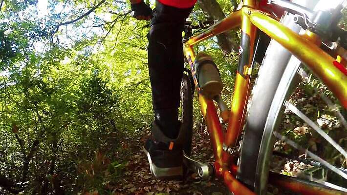 나무 라이프스타일 남자 스포츠 포즈 자국 모션 자연 산 건강 경사 사람없음 야외 운동 자전거 경쟁 바퀴 승차 숲 언덕 속도 순환 사이클링 느림 라이더 바이크레이서 바이킹 산악자전거 MOV 해외동영상 슬로모션 클립영상 식물 컨셉 촬영기법 사람 생활 바이크 육상스포츠 생태계 동영상 파일형식