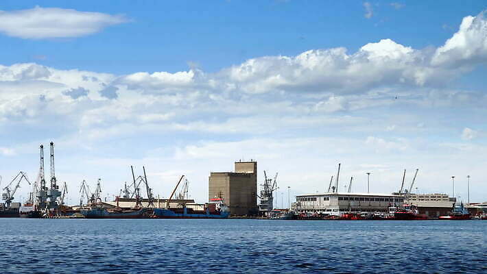 산업 바다 컬러 여행 백그라운드 비즈니스 교통시설 하늘 풍경 사람없음 야외 빨간색 물 파란색 쌓기 항구 장비 화물 도시 최고 업무 보트 큼 컨테이너 그리스 창고 기중기 무역 함선 상업 수납 포트 물류 그리스인 분배 수입 철강 4K MOV 해외동영상 클립영상 자연요소 서양인 유럽 교통 배_교통 모션 운송업 작업 중장비 크기 시설 동영상 파일형식