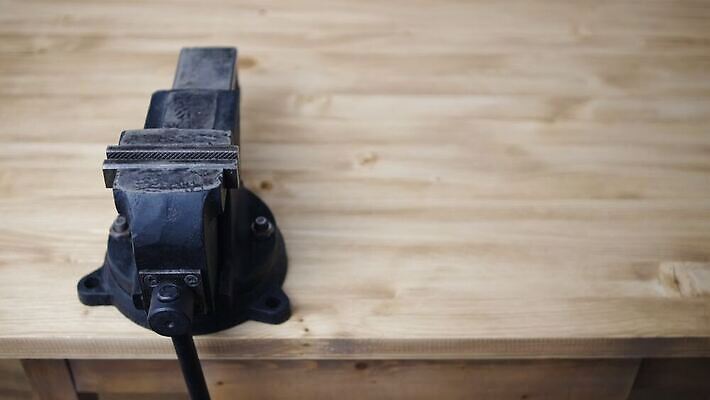 손 산업 가구 백그라운드 벤치 공장 노동자 산 집게 손잡이 사람 성인 사람없음 금속 기계 장비 기구 도구 공구 나사 잡기 업무 작업실 수리 철 목수 오브젝트 서비스 질감 파일 회전 공예가 업그레이드 옛날 작업대 조작 철강 하드웨어 4K MOV 해외동영상 클립영상 직업 생활용품 의자 공업 모션 재질 신체부위 컴퓨터 작업 동영상 파일형식