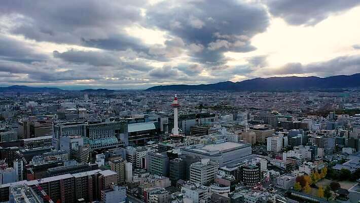 나무 계절 아시아 종교 문화 도로 비즈니스 건축양식 교통시설 자동차 하늘 아침 지붕 거리 안테나 사람없음 건물 물 파란색 도시풍경 교회 일출 탑 일본 고층빌딩 일몰 가을 도시 체리 재산 도심 역 저녁 타운 스카이라인 교토 드론 랜드마크 방법 사당 옛날 조감도 4K MOV 해외동영상 클립영상 주간 자연요소 식물 건축물 건축 나라 길 육상교통 컬러 교통 과일 통신 종교건축 풍경 빌딩 금융 노을 야간 시설 동영상 파일형식