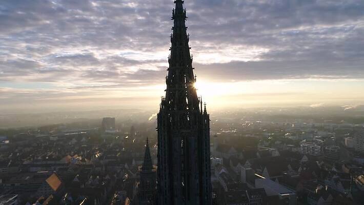 유럽 여행 겨울 하늘 독일 안테나 파노라마 사람없음 파란색 도시풍경 성당 교회 일출 맑음 도시 정상 스카이라인 남쪽 다뉴브강 대패 드론 조감도 바이에른 4K MOV 해외동영상 클립영상 계절 나라 컬러 통신 종교건축 날씨 촬영기법 풍경 건물 노을 방향 동영상 파일형식