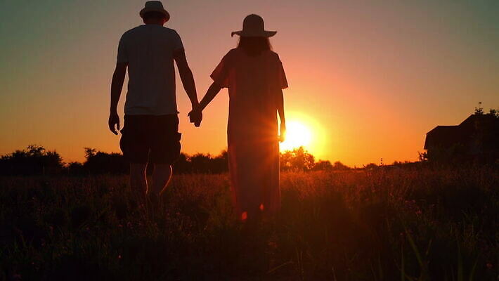 라이프스타일 커플 실루엣 가족 휴가 사랑 야외 두명 빛 태양 일출 손잡기 일몰 자유 MOV 해외동영상 슬로모션 클립영상 자연요소 감정 컨셉 관계 모션 촬영기법 사람 생활 노을 동영상 파일형식