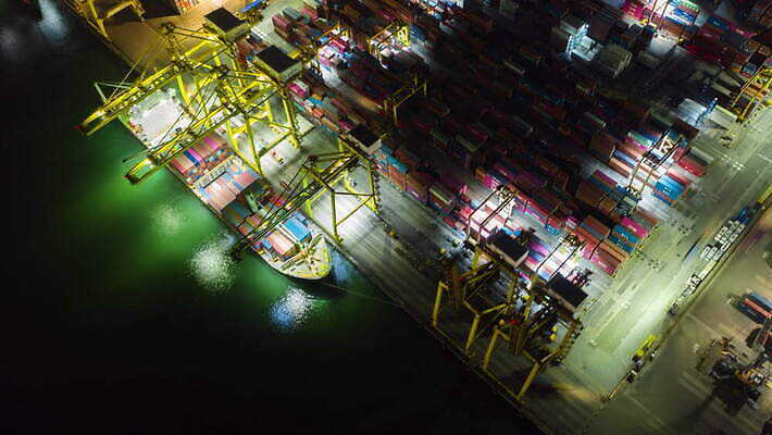 산업 바다 비즈니스 교통시설 안테나 사람없음 경제 항구 기계 장비 화물 업무 보트 야간 컨테이너 조선소 창고 기중기 무역 해안도시 리프트 짐차 포트 적재 물류 로딩 분배 수입 4K 타임랩스 MOV 해외동영상 클립영상 자연요소 교통 배_교통 통신 자동차 촬영기법 운송업 도시 작업 중장비 시설 동영상 파일형식