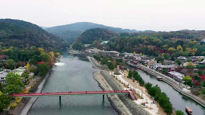 나무 공원 아시아 문화 호수 여행 단풍 건축양식 안테나 사람없음 건물 물 강 컬러풀 세계 여행객 탑 정원 일본 도시 사찰 보트 역사 재산 교토 드론 랜드마크 조감도 4K MOV 해외동영상 클립영상 자연요소 식물 건축물 공공시설 건축 나라 컬러 잎 배_교통 통신 종교건축 사람 금융 동영상 파일형식