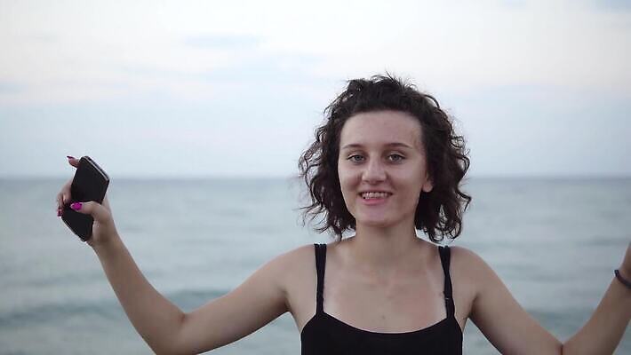 백인 1 라이프스타일 행복 모래 바다 섬 여행 노래 자연 모바일 휴가 휴식 세포 미소 사람 성인 사람없음 야외 여름 스마트폰 핸드폰 파티 여행객 기쁨 춤 휴양지 4K MP4 해외동영상 클립영상 서양인 계절 감정 음악 컨셉 문화예술 표정 이벤트 생활 전자제품 스마트기기 장소 생태계 동영상 파일형식