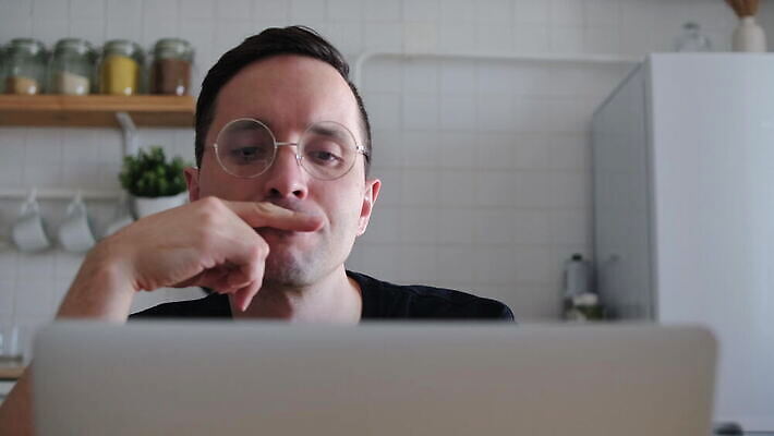 직업 생각 인터넷 비즈니스 사업가 직장 피곤 사람없음 금융 컴퓨터 사무실 모니터 공책 업무 비즈니스맨 네트워크 좌절 야간 무선전화기 분석 경영자 야근 그래픽디자이너 마감 우울증 4K MOV 해외동영상 클립영상 자연요소 남자 감정 컨셉 회사 문구용품 경제 전자제품 작업 직장인 질병 디자이너 전화기 리더 동영상 파일형식