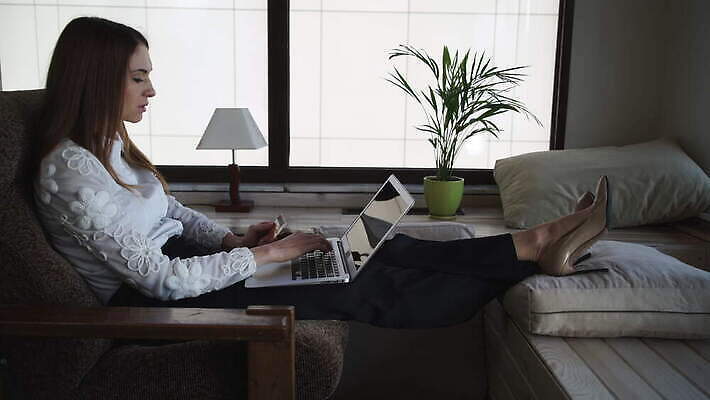 백인 라이프스타일 손 행복 컨셉 인터넷 성공 주택 한명 미소 앉기 내부 노트북 쇼핑 컴퓨터 소파 상점 공책 타이핑 비즈니스우먼 신용카드 우아함 구매 냄비 고객 결제 온라인쇼핑 온라인 빚 요금 인출 4K MOV 해외동영상 클립영상 서양인 1 여자 감정 의자 비즈니스 모션 문구용품 표정 사람 건물 생활 신체부위 금융 경제 전자제품 직장인 솥 동영상 파일형식