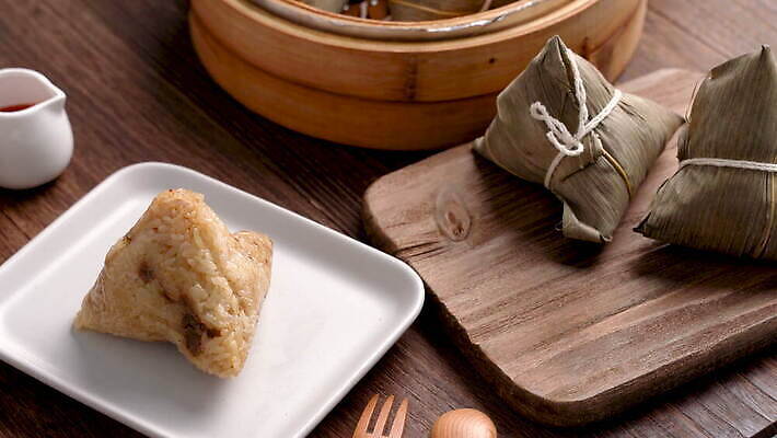 전통 라이프스타일 접시 여자 아시아 문화 음식 백그라운드 탁자 밥 휴가 주택 쟁반 요리 동양인 성인 사람없음 목재 주방 식당 축제 식사 중국 어둠 용 축하 신선 뜨거움 보트 맛 대만 먹기 복고 레시피 기선 핸드메이드 맛있는 4K MOV 해외동영상 클립영상 나무 식기 나라 가구 컨셉 배_교통 재료 모션 사람 인종 건물 생활 상점 동영상 파일형식