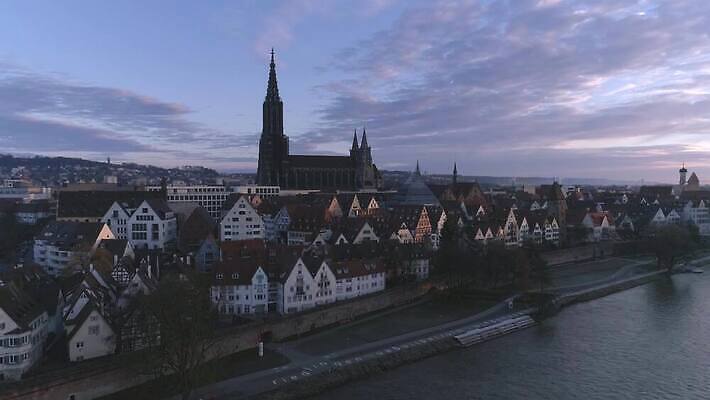 유럽 여행 겨울 하늘 독일 안테나 파노라마 사람없음 파란색 도시풍경 성당 교회 일출 맑음 도시 정상 스카이라인 남쪽 다뉴브강 대패 드론 조감도 바이에른 4K MOV 해외동영상 클립영상 계절 나라 컬러 통신 종교건축 날씨 촬영기법 풍경 노을 방향 동영상 파일형식