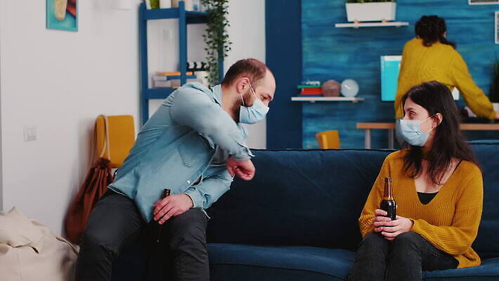 행복 컨셉 거실 휴식 아파트 주택 맥주 대화 마스크 앉기 사람없음 친구 소파 글로벌 파티 우정 펼침 기쁨 터치 축하 인사 생일 그룹 바이러스 보호 예방 번짐 소셜 팔꿈치 코로나바이러스 사회적거리두기 사교적 뉴노멀 4K MOV 해외동영상 클립영상 기념일 감정 캠페인 의자 관계 모션 주류 말하기 이벤트 건물 신체부위 경제 예절 팔 동영상 파일형식 효과