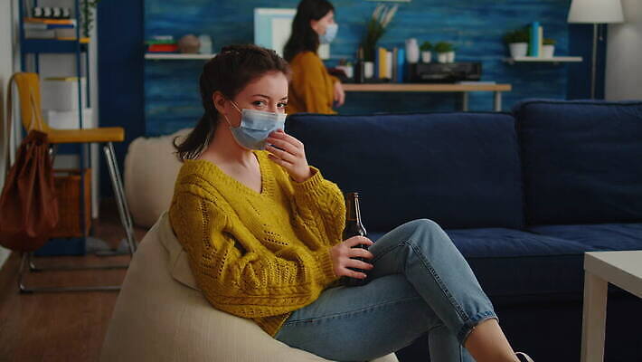 학생 응시 행복 컨셉 거실 휴식 아파트 주택 맥주 대화 가면 마스크 사람없음 친구 글로벌 파티 카메라 우정 펼침 기쁨 마시기 축하 생일 그룹 바이러스 보호 예방 번짐 주말 소셜 코로나바이러스 사회적거리두기 사교적 뉴노멀 4K MOV 해외동영상 클립영상 시선 기념일 감정 캠페인 관계 모션 주류 말하기 이벤트 건물 경제 전자제품 동영상 파일형식 효과