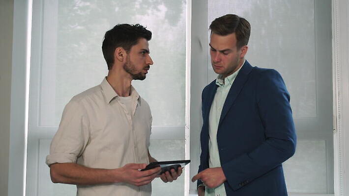 백인 응시 남자 컨셉 비즈니스 사업가 통신 창문 수염 아이디어 말하기 설명 사람 정장 성인 두명 파란색 사무실 알약 머리 재킷 듣기 업무 비즈니스맨 계획 토론 종업원 경영자 개발 섞기 터치스크린 투자자 치프 혼혈 4K MOV 해외동영상 클립영상 서양인 직업 시선 옷 컬러 모션 신체부위 약 외투 작업 직장인 리더 투자 다문화 동영상 파일형식