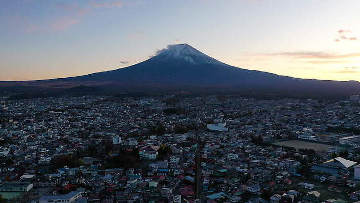계절 아시아 도로 호수 여행 백그라운드 단풍 겨울 자연 하늘 산 주택 안테나 동양인 사람없음 물 파란색 뷰티 일출 일본 일몰 도시 화산 장면 스카이라인 내추럴 드론 랜드마크 조감도 4K MOV 해외동영상 클립영상 자연요소 나라 길 컬러 잎 통신 교통시설 인종 건물 노을 생태계 동영상 파일형식