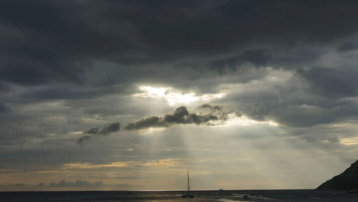 바다 여행 백그라운드 태국 자연 조류 하늘 사람없음 물 파란색 모래사장 태양 뷰티 황혼 일몰 새벽 광선 보트 서핑 야간 푸켓 수평선 4K 타임랩스 MOV 해외동영상 클립영상 자연요소 동물 아시아 컬러 배_교통 촬영기법 노을 수상스포츠 생태계 동영상 파일형식