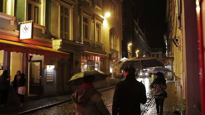 여자 남자 유럽 건축양식 조명 거리 피자 흡연 요리 사람 사람없음 노란색 라벨 걷기 식당 검은색 어둠 산책 도시 바 야간 저녁 사인 구시가지 라트비아 리가 MOV 해외동영상 클립영상 자연요소 건축 나라 컬러 모션 휴식 프레임 패스트푸드 서양음식 담배 북유럽 상점 동영상 파일형식