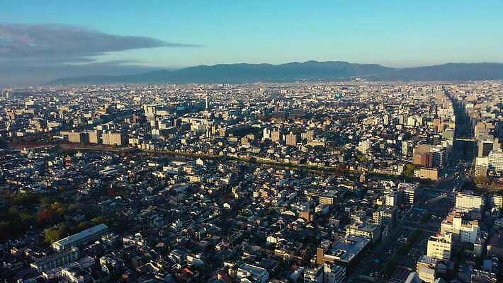 나무 계절 아시아 종교 문화 도로 비즈니스 건축양식 교통시설 자동차 하늘 아침 지붕 거리 안테나 사람없음 건물 물 파란색 강 도시풍경 교회 일출 탑 일본 고층빌딩 일몰 가을 도시 체리 재산 도심 역 타운 스카이라인 교토 드론 랜드마크 방법 사당 옛날 조감도 4K MOV 해외동영상 클립영상 주간 자연요소 식물 건축물 건축 나라 길 육상교통 컬러 교통 과일 통신 종교건축 풍경 빌딩 금융 노을 시설 동영상 파일형식