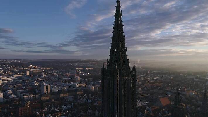 유럽 여행 겨울 하늘 독일 안테나 파노라마 사람없음 파란색 도시풍경 성당 교회 일출 맑음 도시 정상 스카이라인 남쪽 다뉴브강 대패 드론 조감도 바이에른 4K MOV 해외동영상 클립영상 계절 나라 컬러 통신 종교건축 날씨 촬영기법 풍경 노을 방향 동영상 파일형식