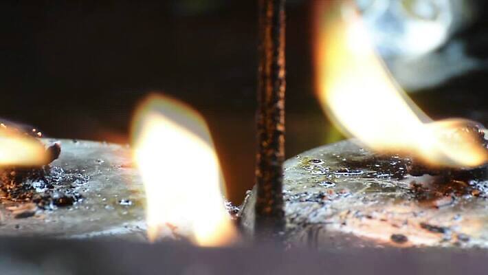 백그라운드 오렌지 촛불 불 휴가 불꽃 조명 사랑 사람없음 장식 빛 노란색 교회 평화 검은색 축제 어둠 침묵 할로윈 기도 축하 죽음 뜨거움 영혼 황금 야간 인도인 심볼 오브젝트 사인 빛망울 연소 광 왁스 화상 MOV 해외동영상 클립영상 자연요소 외국인 감정 컬러 컨셉 과일 초 종교건축 동양인 건물 소리 상처 동영상 파일형식