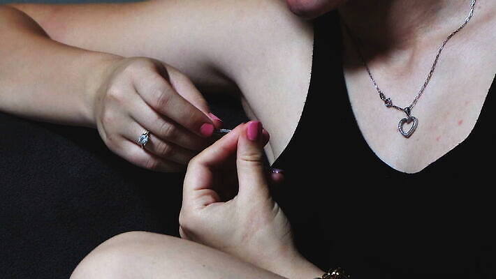 백인 직업 손 여자 감정 백그라운드 컨셉 비즈니스 손가락 스트레스 건강 사람 앉기 성인 환자 분노 흰색 좌절 닫기 무서움 충돌 불안 고민 문제 팔 긴장 돌봄 우울감 우울증 혼자 4K MOV 해외동영상 클립영상 서양인 컬러 의학 모션 신체부위 질병 동영상 파일형식