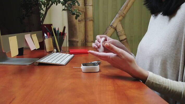 손 여자 손가락 주택 사람 빨간색 사무실 약 건강관리 모니터 장비 시험 환자 기구 물방울 혈액 떨어짐 질병 설탕 측정 계량기 찌르기 당뇨병 돌봄 인슐린 포도당 4K MOV 해외동영상 클립영상 교육 컬러 컨셉 비즈니스 의학 모션 건강 관리 건물 신체부위 컴퓨터 동영상 파일형식