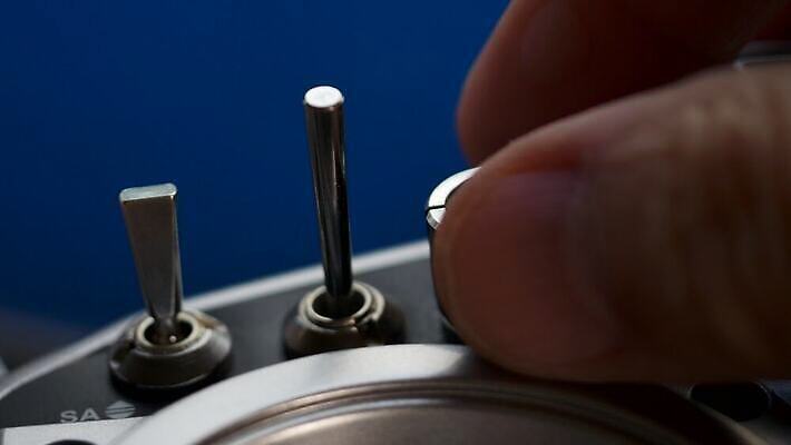 산업 손가락 자동차 손잡이 취미 사람없음 파란색 장난감 금속 힘 장비 게임 막대기 헬리콥터 냄비 볼륨 왼쪽 시작 라디오 순환 전자 다이얼 팔 멀리 스위치 조절 위로 다듬기 드론 미니 송신기 제어 4K MOV 해외동영상 클립영상 손 육상교통 컬러 모션 재질 놀이 비행기 신체부위 전자제품 솥 방향 동영상 파일형식