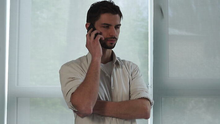 백인 1 남자 중년 비즈니스 통신 성공 모바일 노동자 세포 말하기 대화 한명 서기 미소 사람 성인 스마트폰 핸드폰 사무실 잡기 비즈니스맨 검은머리 시원함 전화기 부름 히스패닉 진실 셀룰러 4G 혼혈 4K MOV 해외동영상 클립영상 서양인 직업 헤어스타일 컨셉 모션 표정 IT 전자제품 스마트기기 직장인 다문화 동영상 파일형식