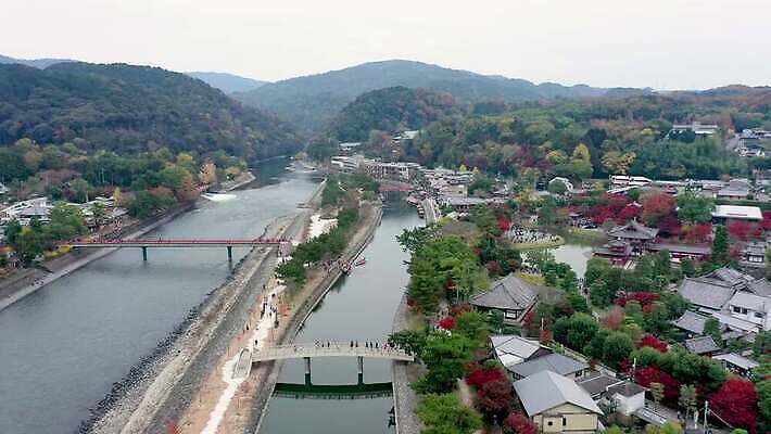 나무 공원 아시아 문화 호수 여행 단풍 건축양식 안테나 사람없음 건물 물 강 컬러풀 세계 여행객 탑 정원 일본 도시 사찰 보트 역사 재산 교토 드론 랜드마크 조감도 4K MOV 해외동영상 클립영상 자연요소 식물 건축물 공공시설 건축 나라 컬러 잎 배_교통 통신 종교건축 사람 금융 동영상 파일형식