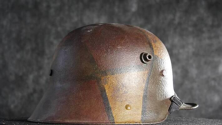 유럽 무기 독일 안전 사람없음 세계 금속 장비 수확 골동품 역사 구출 보호 헬멧 부식 복고 군용 싸움 전쟁 육군 갑옷 기간 보병 스트랩 옛날 철강 4K MP4 해외동영상 클립영상 나라 컨셉 농업 모션 재질 군대 도움 보호장비 동영상 파일형식