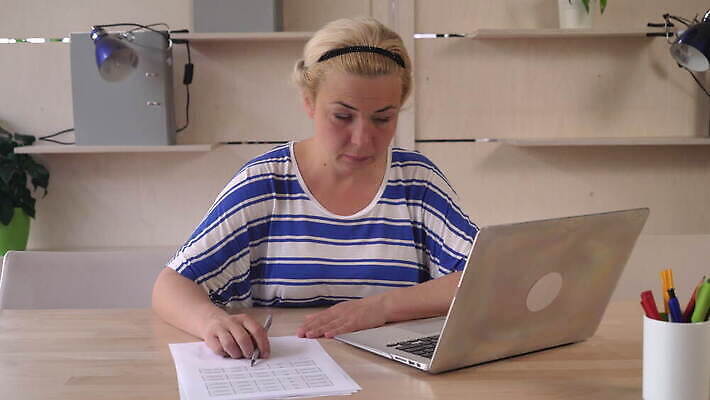 백인 직업 여자 인터넷 비즈니스 노동자 스트레스 직장 한명 앉기 성인 노트북 컴퓨터 사무실 분노 짜증 업무 비즈니스우먼 좌절 종업원 불안 책상 파일 상업 업무과다 시트 경영 부정적 심각 혼란 4K MOV 해외동영상 클립영상 서양인 1 감정 가구 컨셉 회사 모션 사람 전자제품 작업 직장인 동영상 파일형식