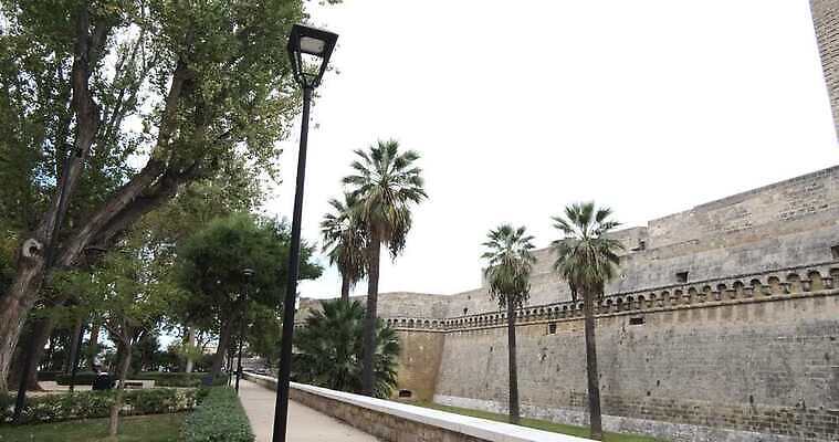 식물 벽 건축양식 손바닥 사람없음 건물 초록색 도시풍경 정원 이탈리아 성 옛날 4K MOV 해외동영상 클립영상 건축물 손 건축 유럽 컬러 풍경 도시 동영상 파일형식