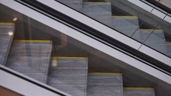 백그라운드 이동 컨셉 비즈니스 건축양식 성공 사람없음 건물 빛 쇼핑 달리기 계단 금속 운전 도시 업무 고리 닫기 전철 역 공항 연결 쇼핑몰 속도 오르기 마디 단계 방법 자동 지원 공급 반복 4K MOV 해외동영상 클립영상 건축물 건축 육상교통 교통시설 모션 재질 대중교통 작업 동영상 파일형식