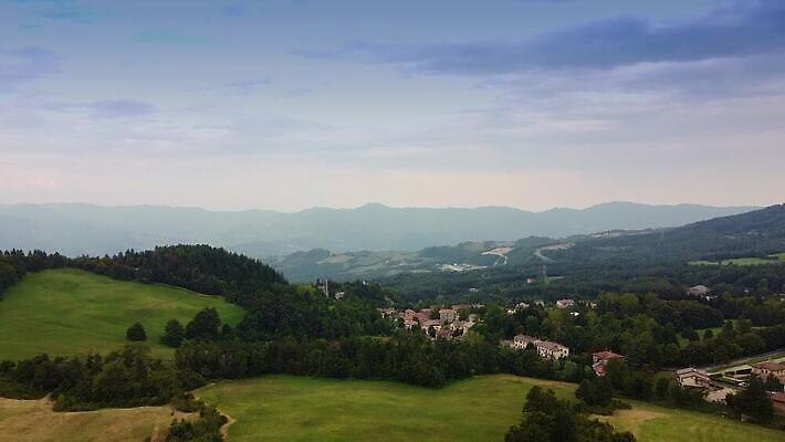 유럽 도로 여행 휴가 산 주택 안테나 사람없음 건물 강 이탈리아 도시 숲 빌라 드론 조감도 토스카나 4K MOV 해외동영상 클립영상 건축물 나라 길 통신 교통시설 동영상 파일형식